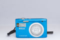 Nikon Coolpix S2600 blue digital camera — front view (unit 1)