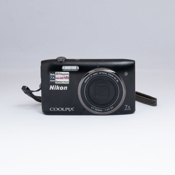 nikon-coolpix-s3500-digital-camera front